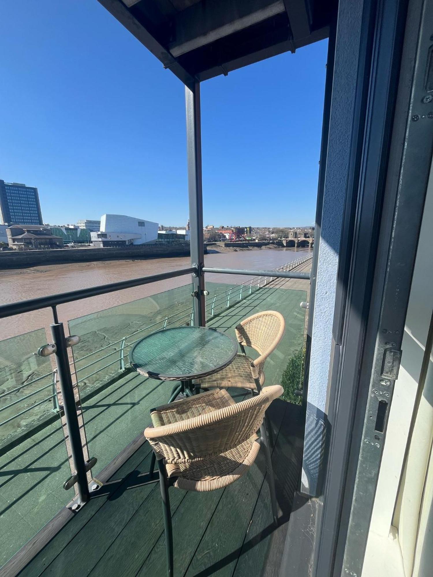 Luxury Riverside 2 Bedroomed Apartment With Balcony Newport  Exterior foto